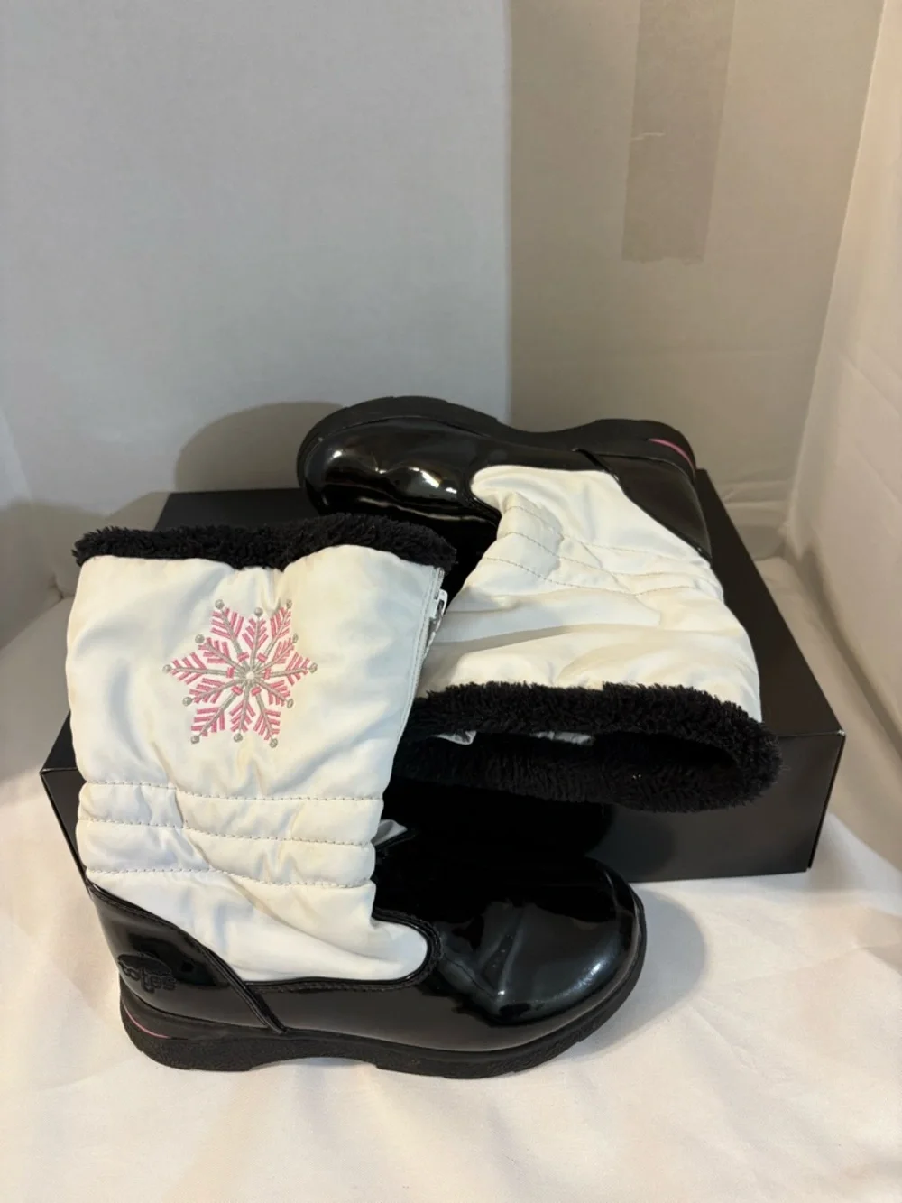 Totes girls SZ‎ 1 white waterproof snow boots zip front closure faux fur collar
